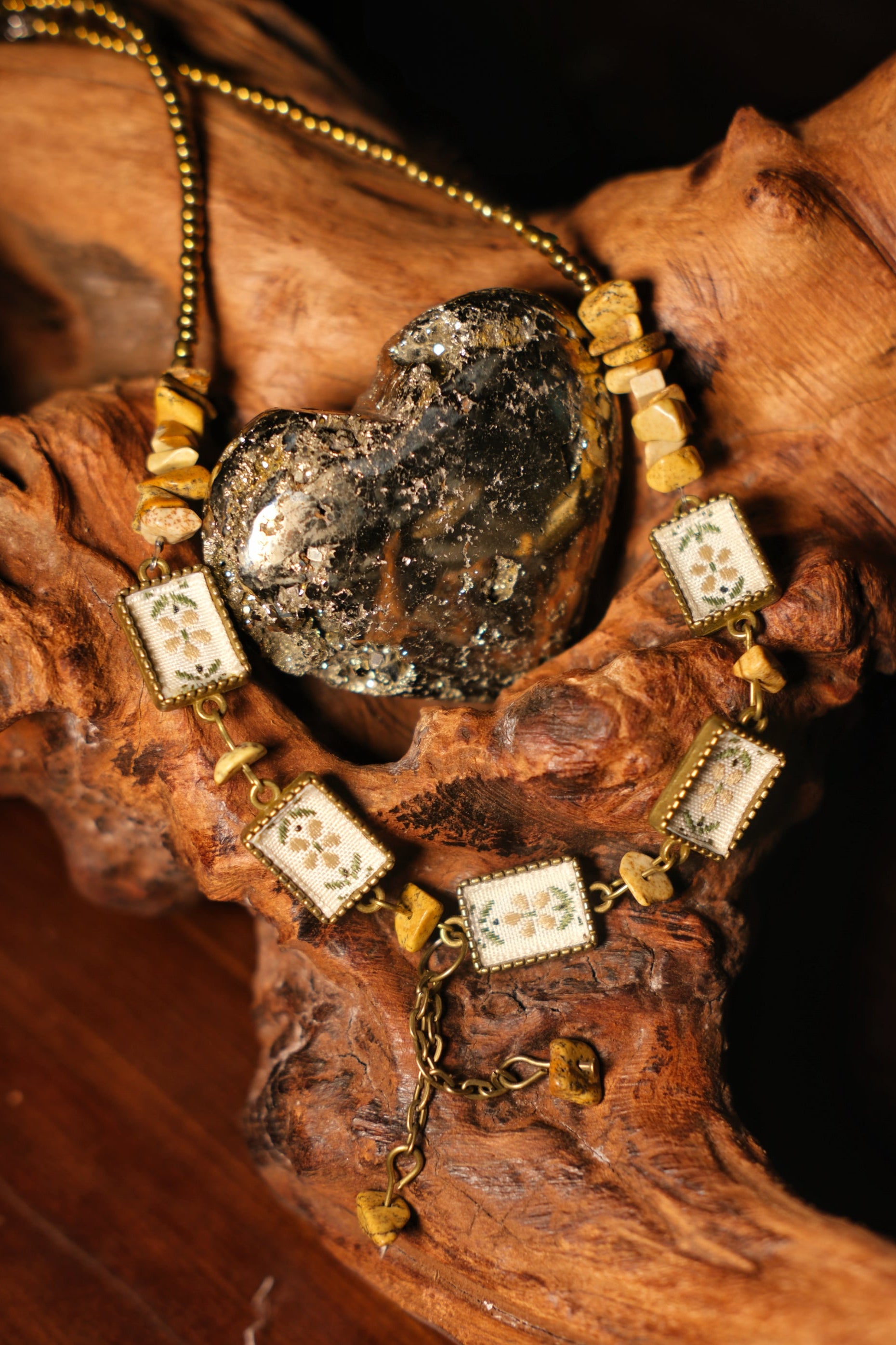 Floral Picture Jasper Embroidery Necklace ￼