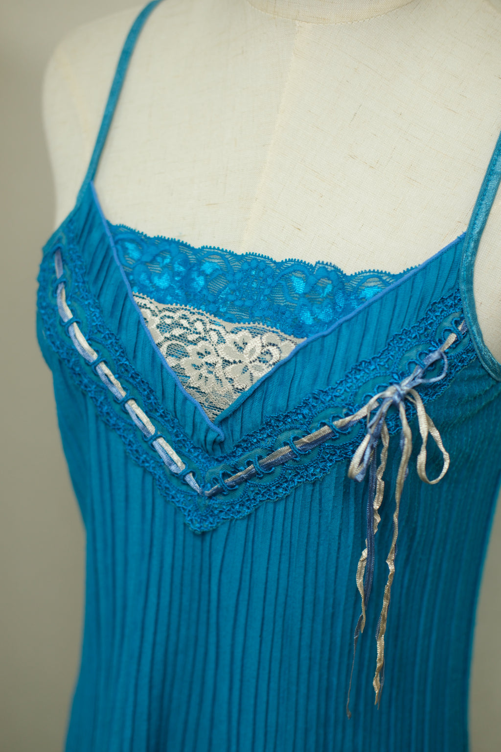 Sapphire Pleated Lace Ribbon Strap