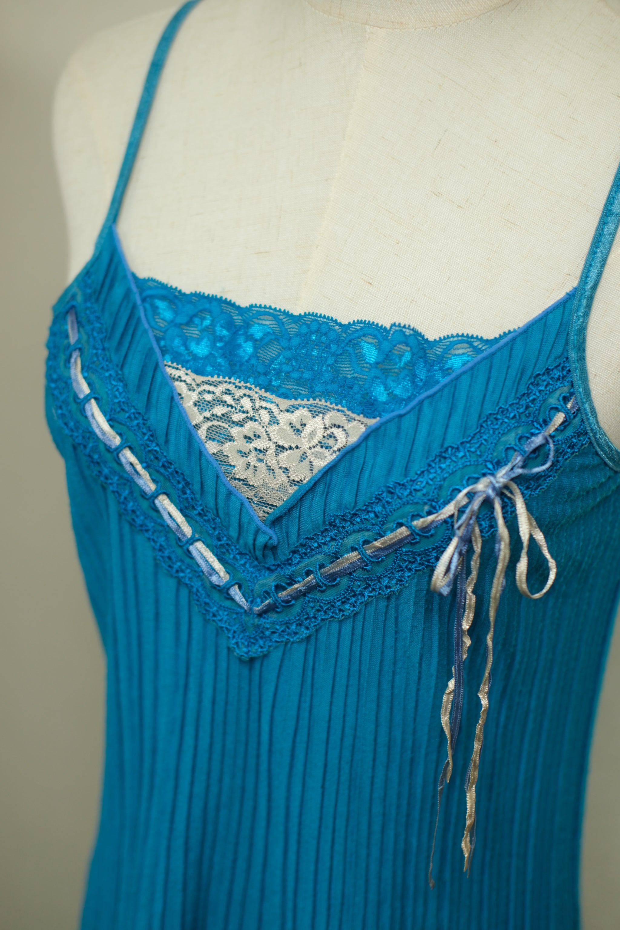 Sapphire Pleated Lace Ribbon Strap