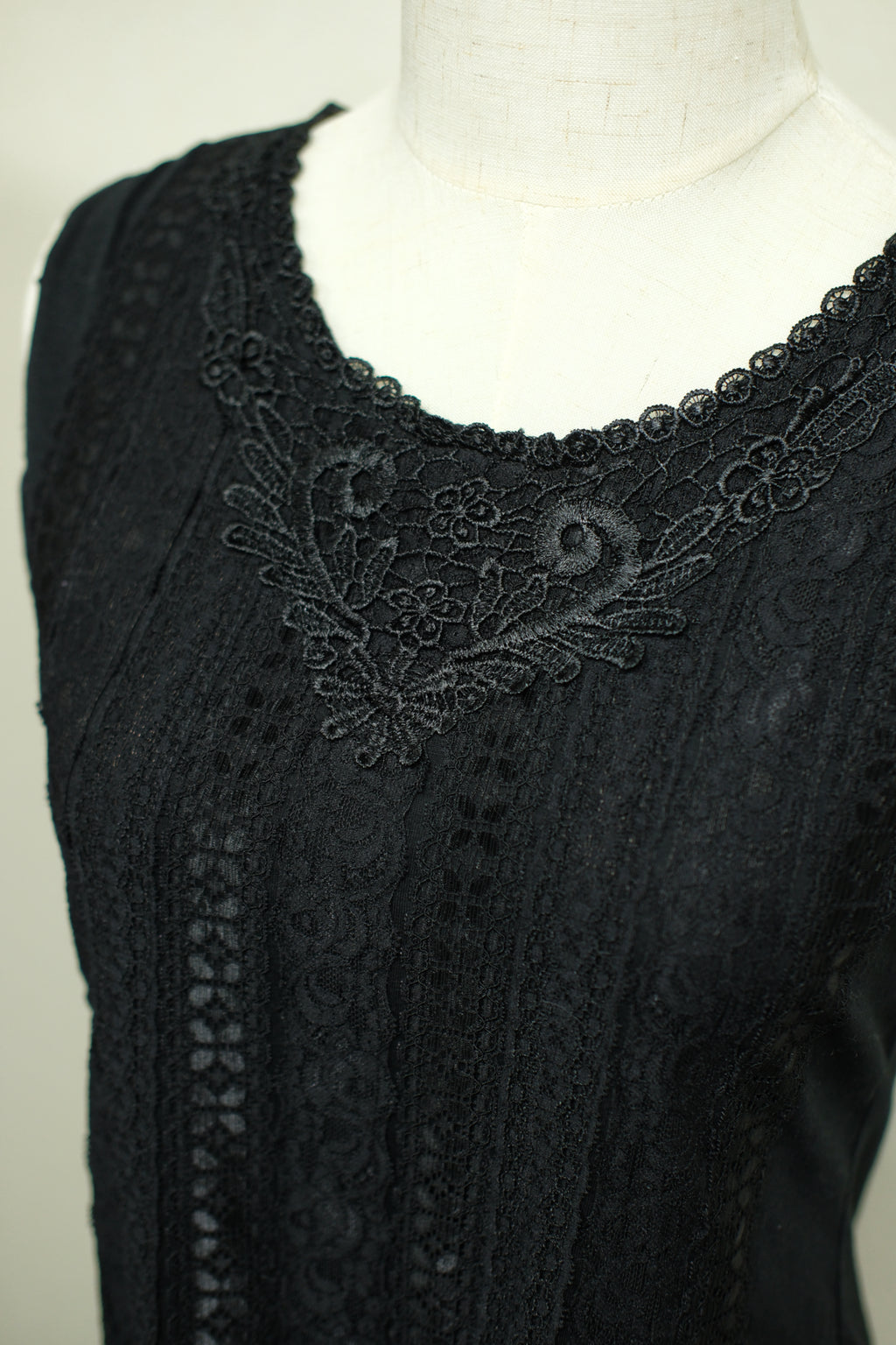 Black Round Neck Sheer Lace Sleeveless