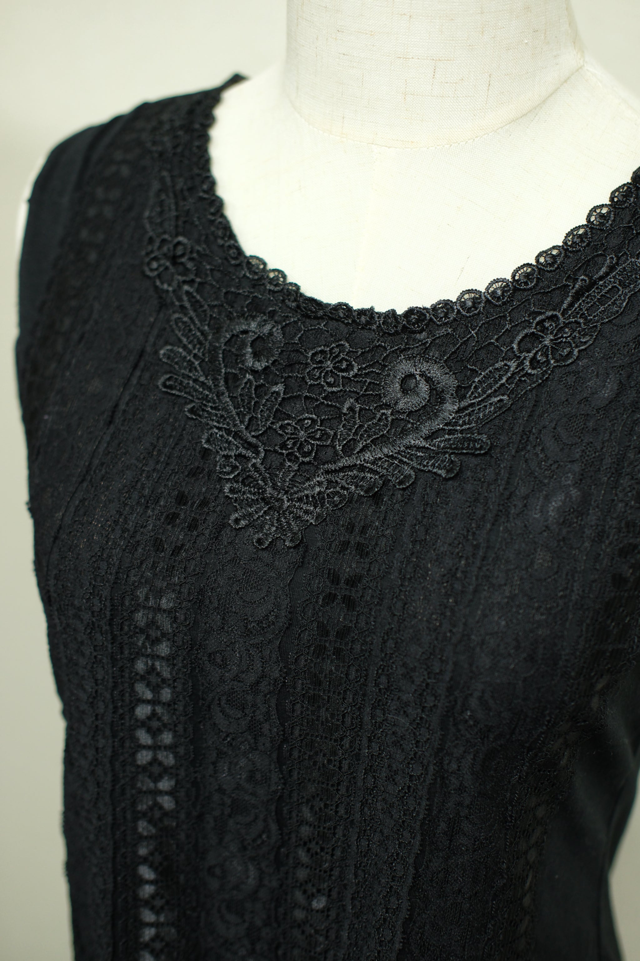 Black Round Neck Sheer Lace Sleeveless