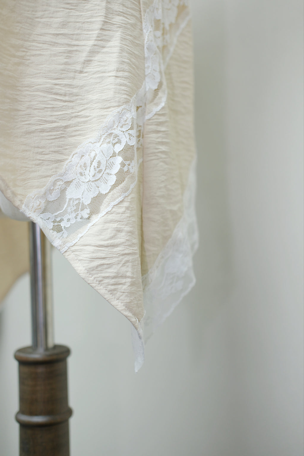 Off-White Diagonal Lace Irregular Hem Blouse