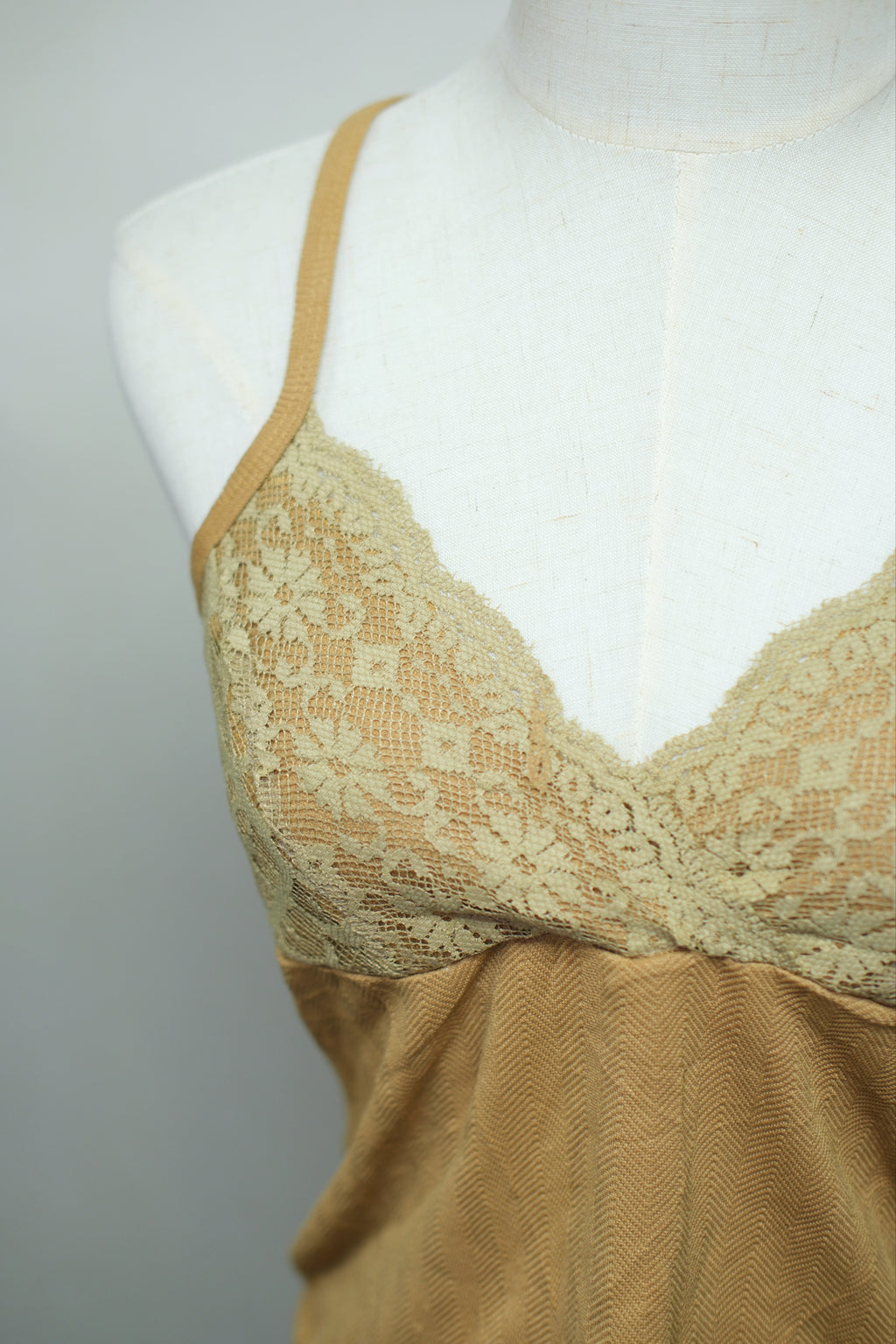 Camel V‑Neck Lace Spliced Wear