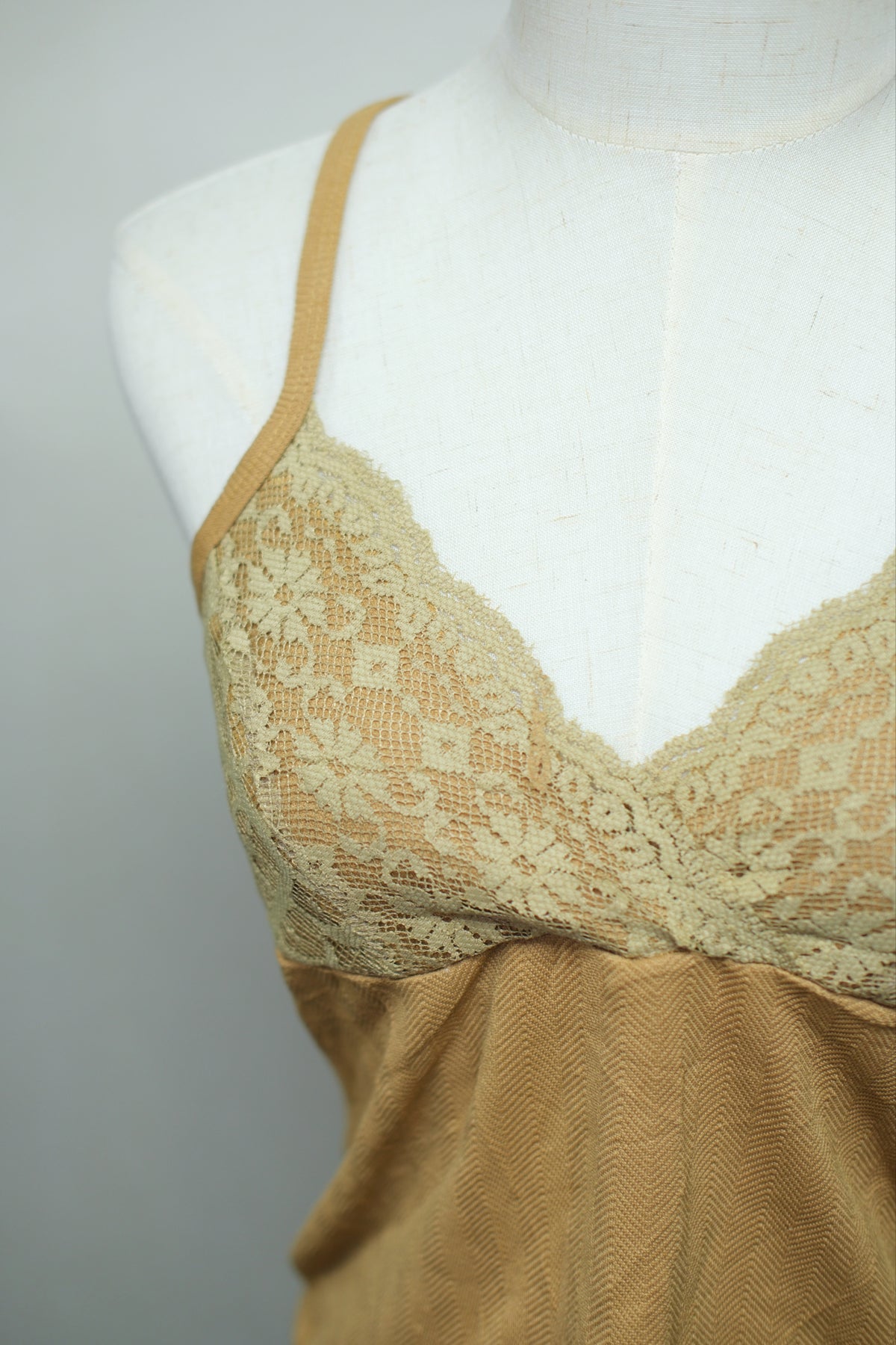 Camel V‑Neck Lace Spliced Wear