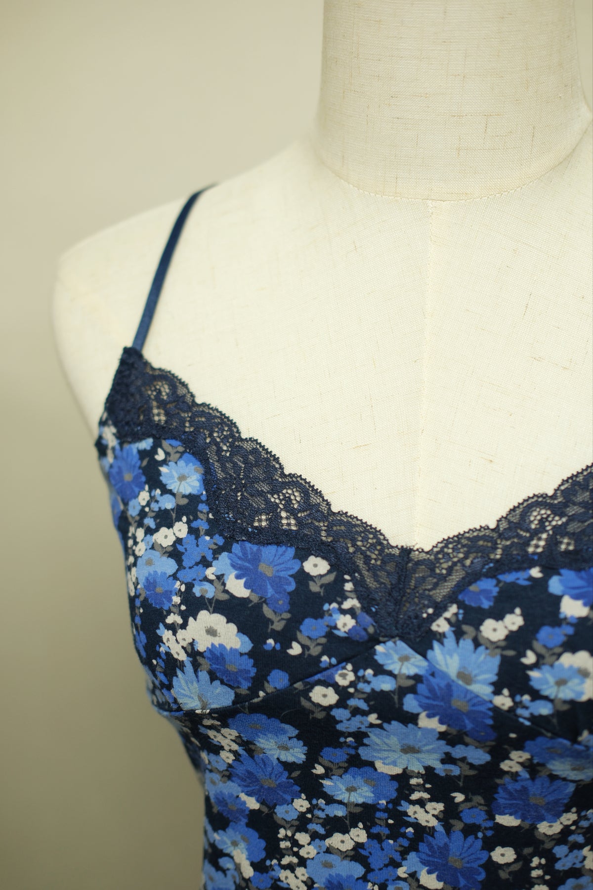 Navy Base Floral V-Neck Lace Trim Wear
