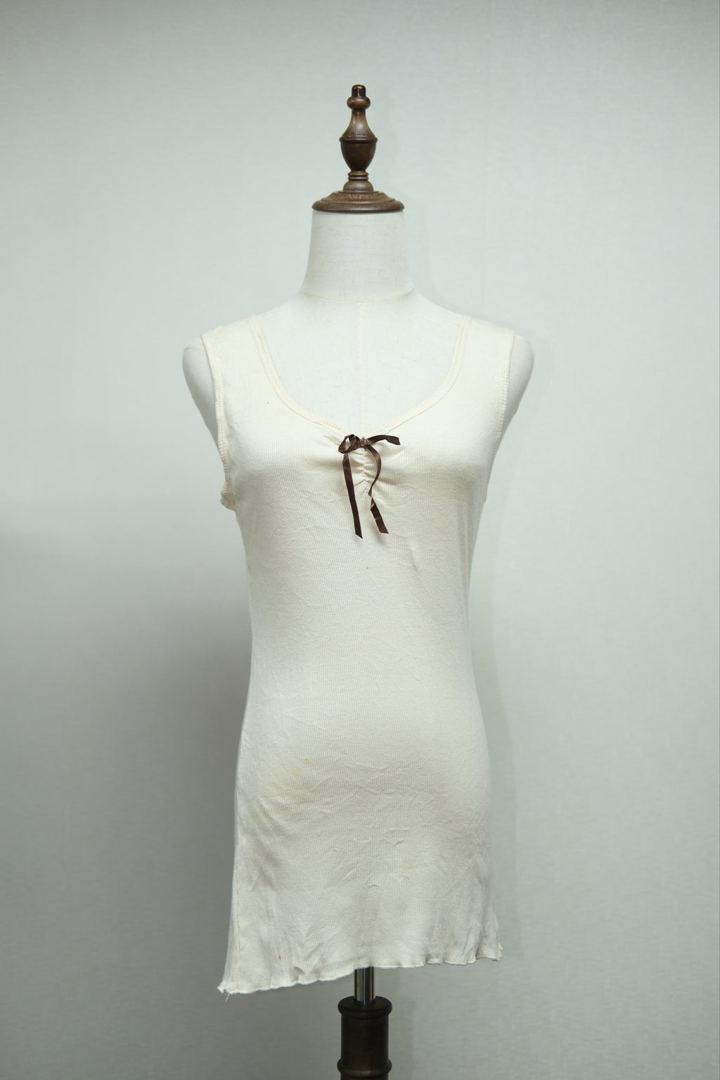 Off-white Sleeveless Tank Top with Heavy Embroidery Lace Back