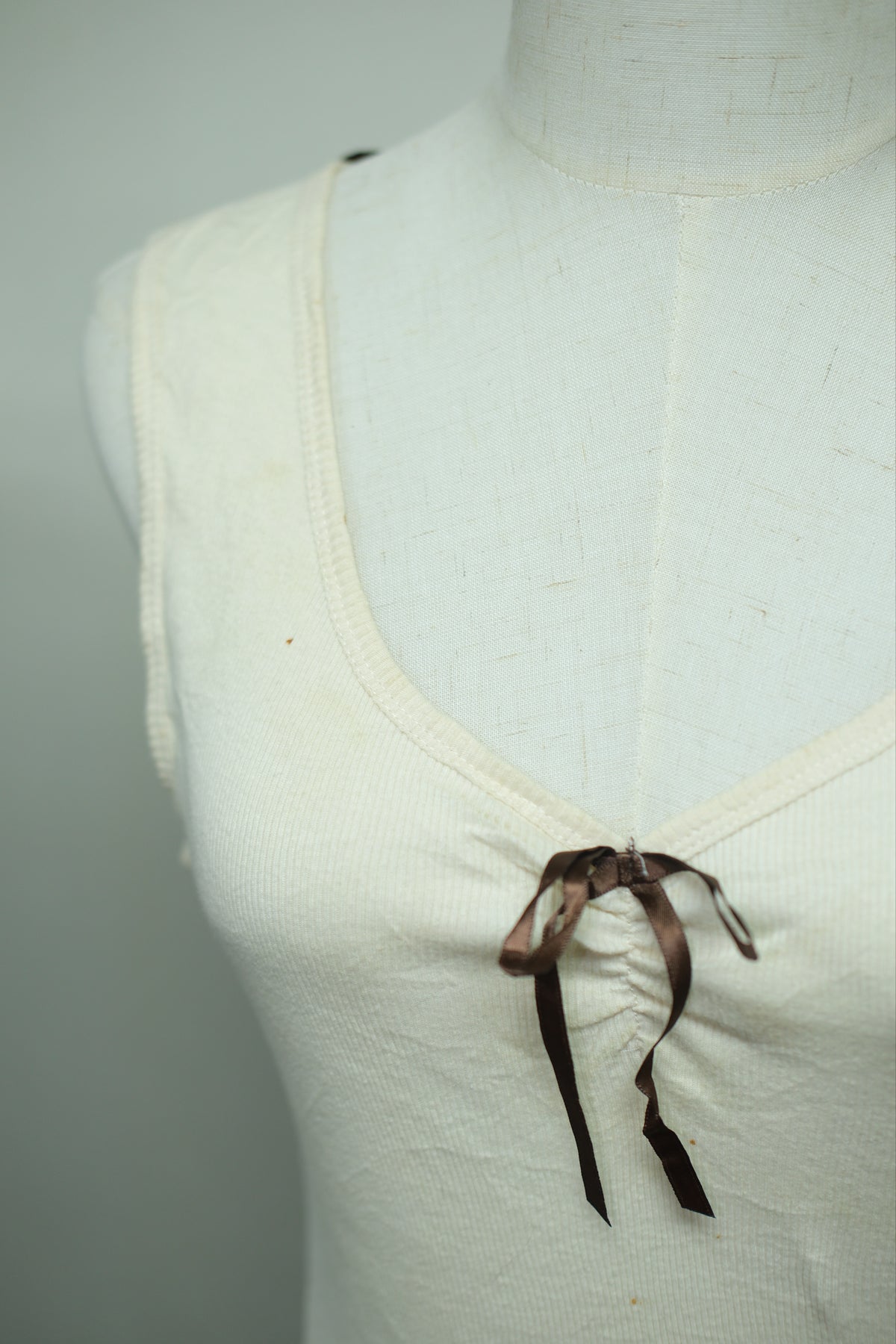 Off-white Sleeveless Tank Top with Heavy Embroidery Lace Back