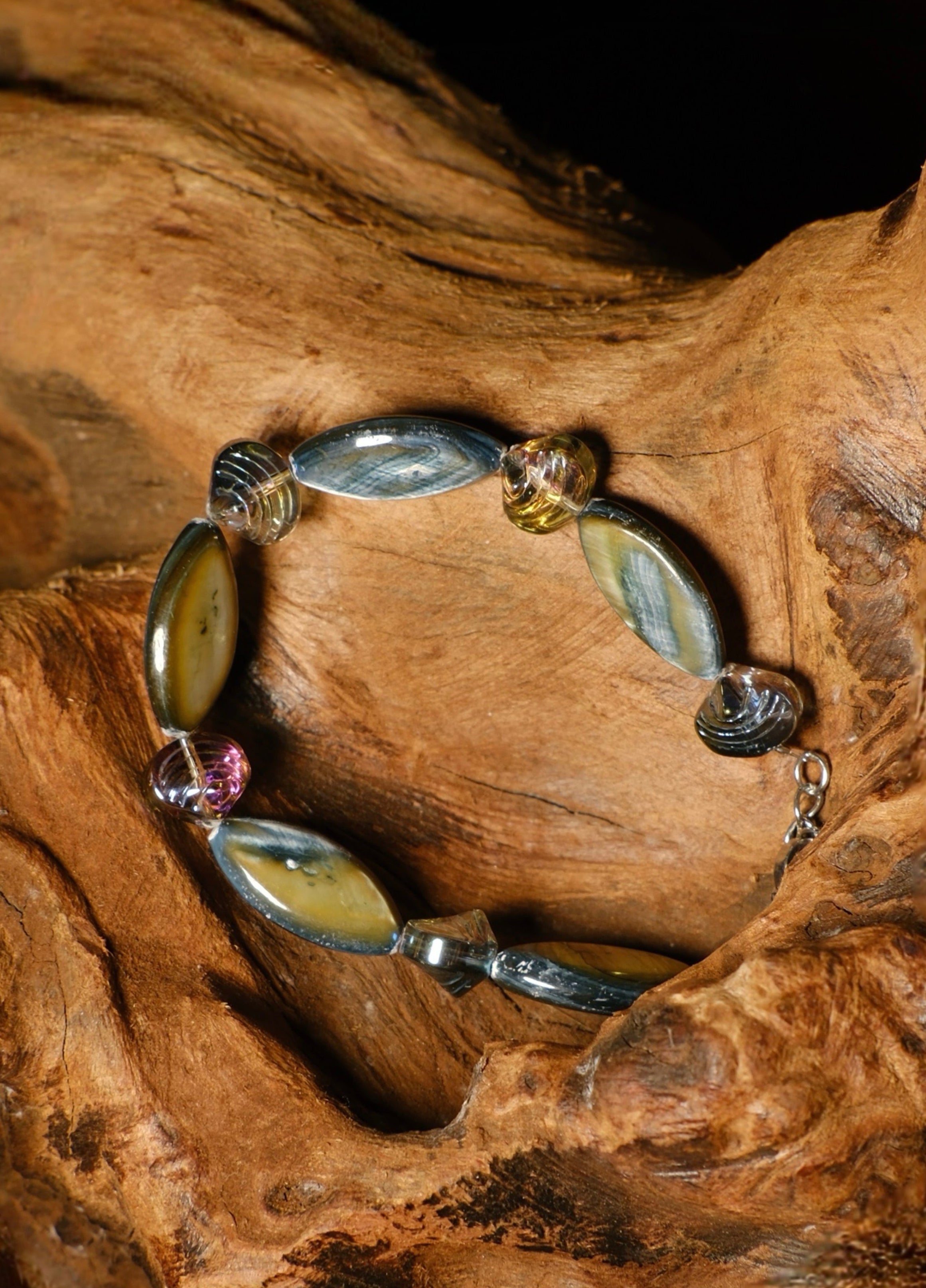Bracelet with Natural Shell & Multicolor Swirled Glass Beads